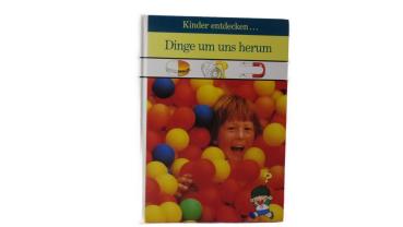 Kinder entdecken Dinge um uns herum gebraucht